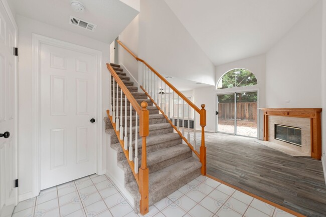 Foto del edificio - Newly Remodeled Townhome in Desirable Comm...