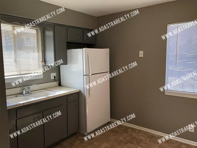 Foto del edificio - Spacious Overland Park Duplex-Avaiable NOW!!