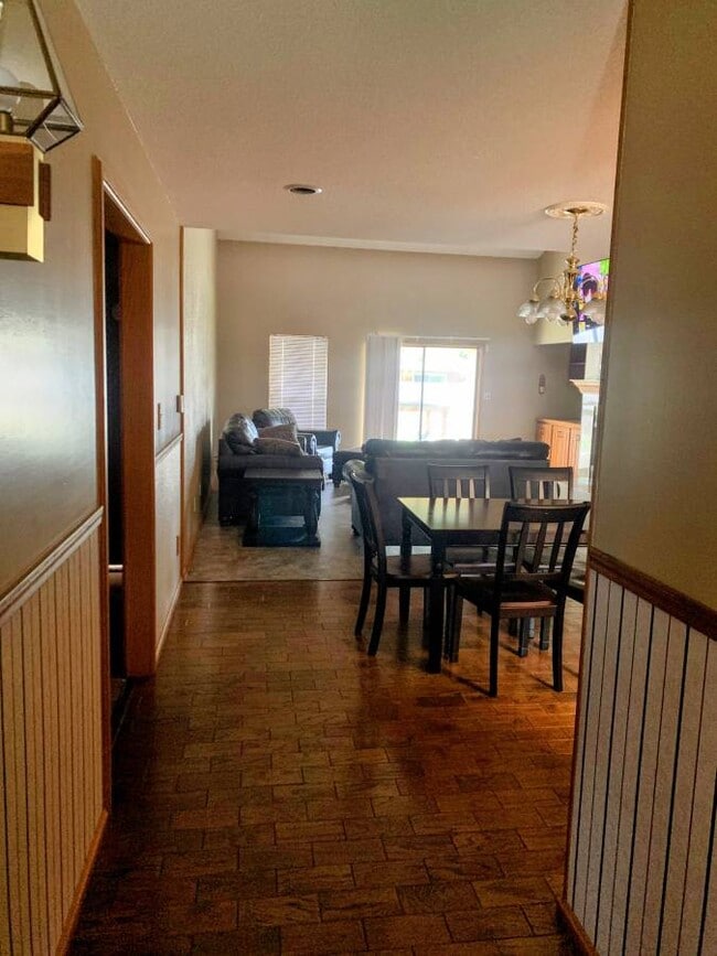 Entrada - 107 S Abbey Ln