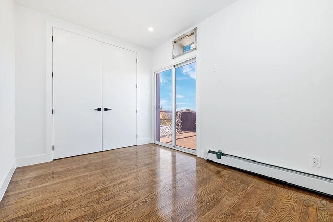 Building Photo - 428 Seventh Avenue