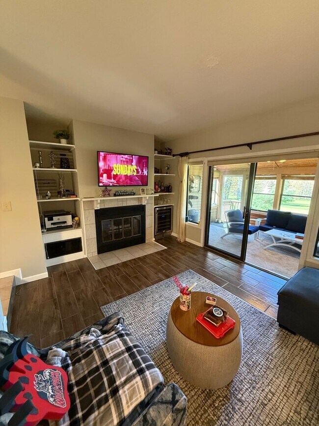 Foto del edificio - Farmington Woods Professional Townhouse Condo