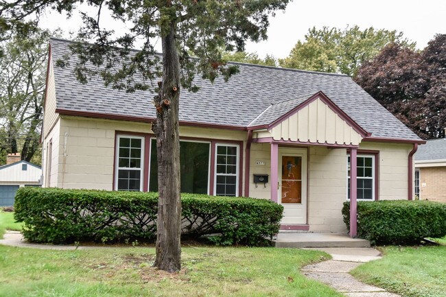 Building Photo - 4977 N Iroquois Ave