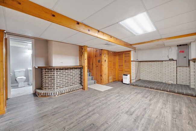 Building Photo - 302 Taylor Ave