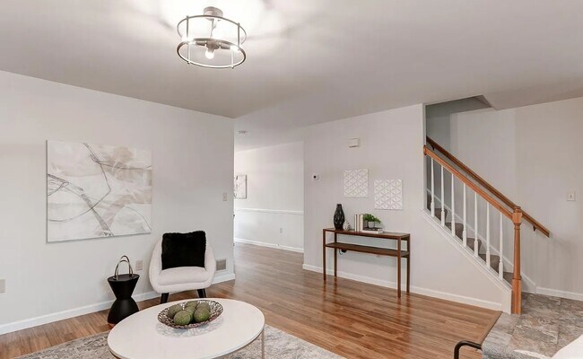 Foto del edificio - 352 Deerfield Dr