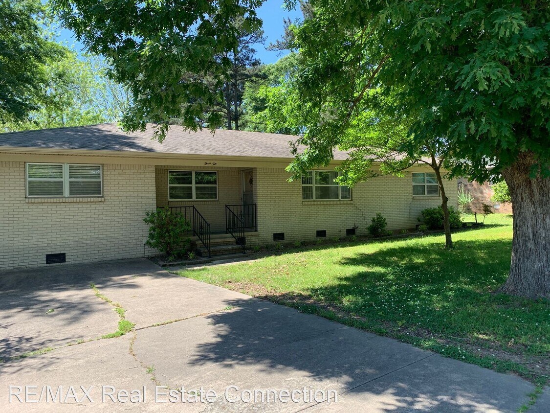 Primary Photo - 3 br, 2 bath House - 310 South Pine