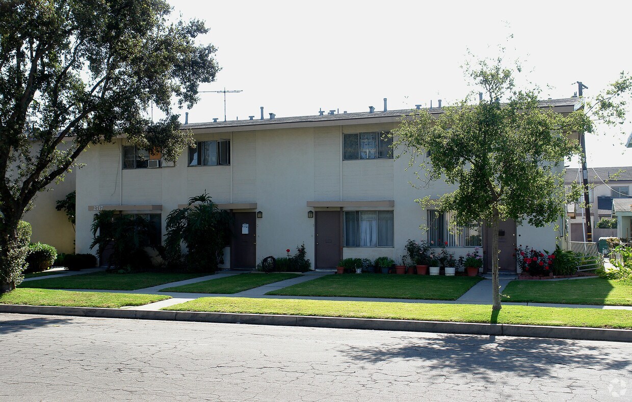 Building Photo - 2717 S Rosewood Ave