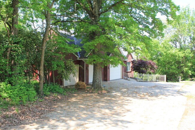 Building Photo - 720 Dudley Rd