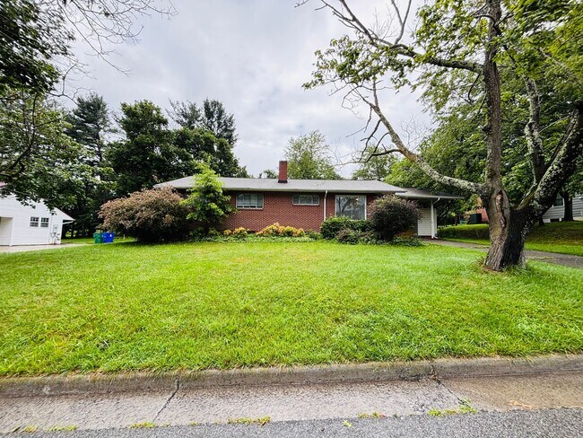 Building Photo - 3 Bedroom 1 Bath House