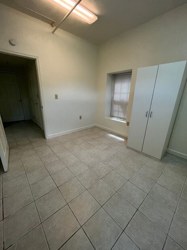 Building Photo - 3 Bedroom 1 Bath One block from Campus!