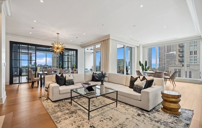 Foto del edificio - Exquisite Half-Floor Residence
