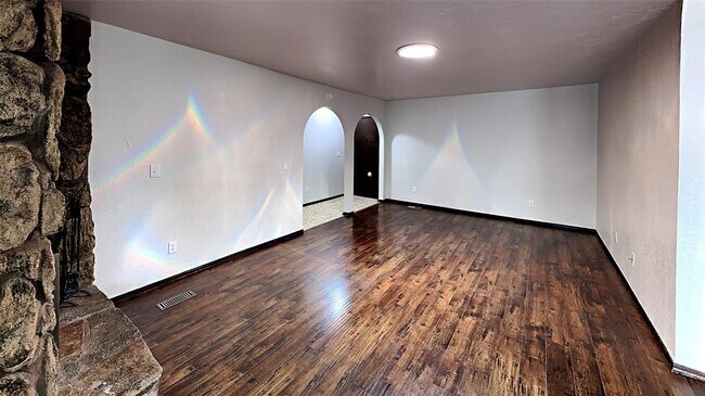 Foto del edificio - 906 Garden Grove