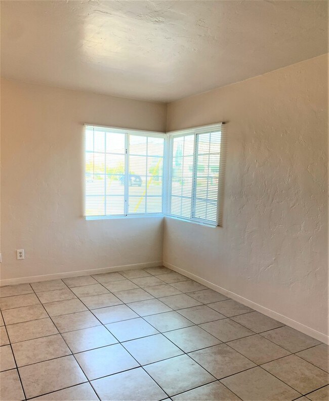 Building Photo - Cute 2BR 1BA Phoenix Unit AVAILABLE NOW!