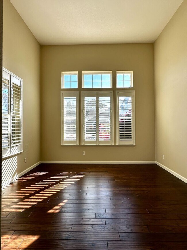 Building Photo - Spacious 4 bedroom, 2.5 bathroom home on c...