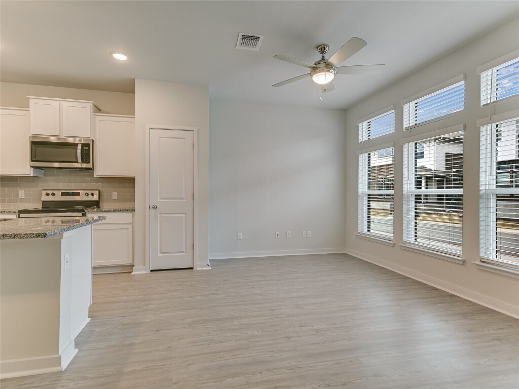 605 W South St, Leander, TX 78641 Condo for Rent in Leander, TX