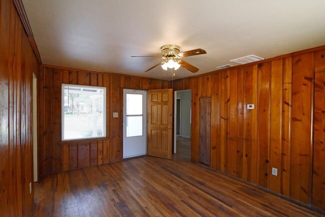 Building Photo - "Charming Retreat: Cozy 2-Bed, 1-Bath Gem ...