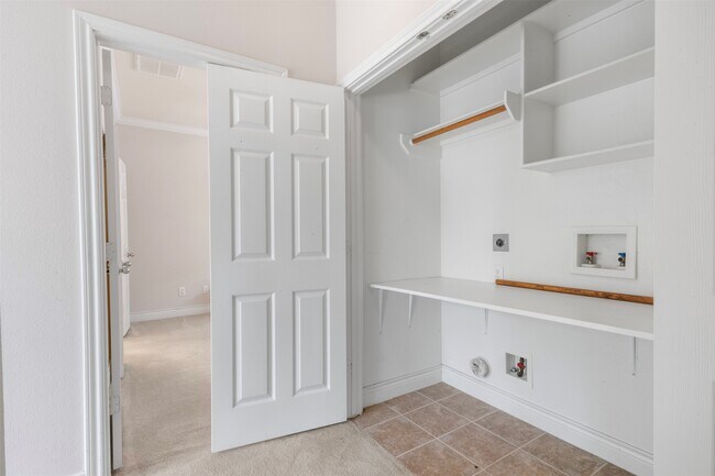 Building Photo - 7138 Sun Village Dr