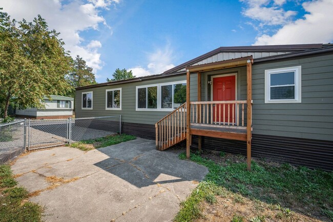 Building Photo - 3 bed 2 bath double wide manufactured home