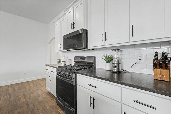 Building Photo - 2040 Periwinkle Pl