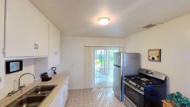 Building Photo - Price Reduction!! Sweet 3 Bed 1 Bath Home ...
