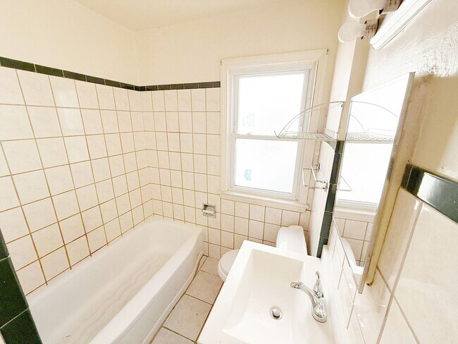 Foto del edificio - 3 BED 1 BATH BEAUTIFUL SINGLE FAMILY HOME ...
