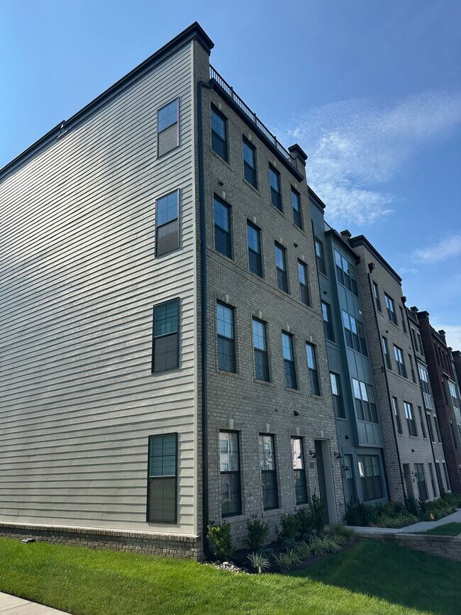 Building Photo - For Rent: Luxurious Short Pump Condo at Ga...