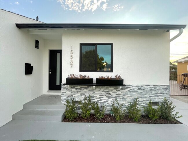Foto del edificio - 15537 Elmcroft Ave