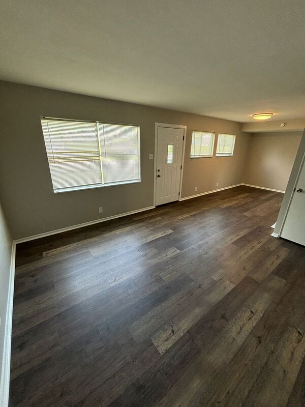 Foto del edificio - 200 Glen Garry Rd