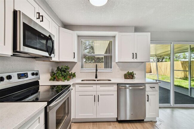 Building Photo - 4940 Rosedale Ln