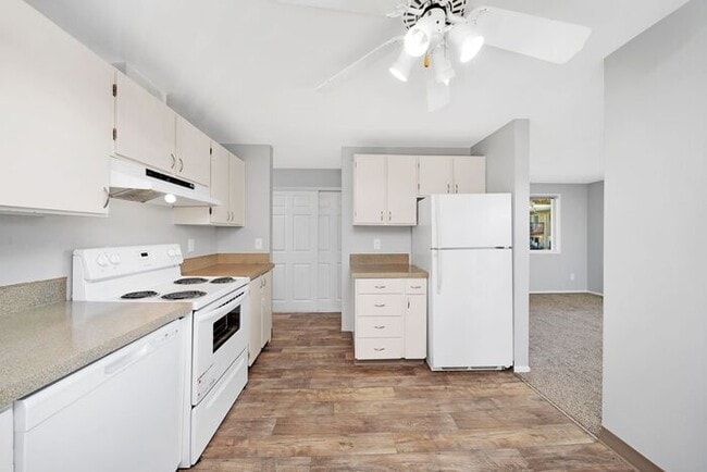 Building Photo - 2 bedroom 1 bath in Milwaukie!! 1st month free!