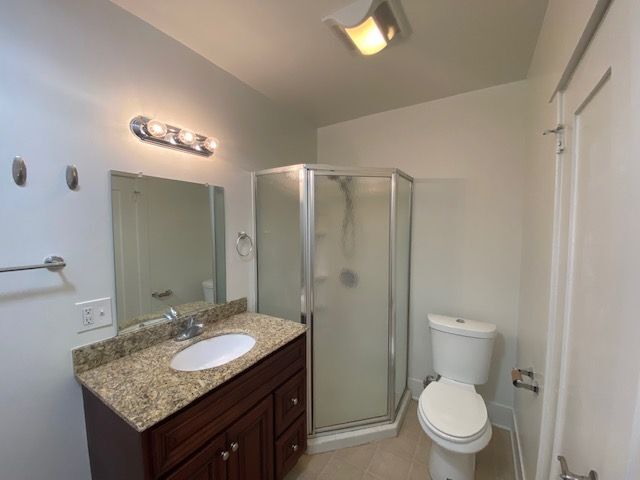 Foto del edificio - 2 bed/1 bath HOUSE w/ private yard