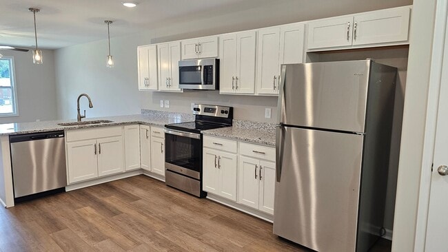 Foto del edificio - Built in 2024! Close to downtown 2 Bed/2.5 Bath. Nice private backyard with trees