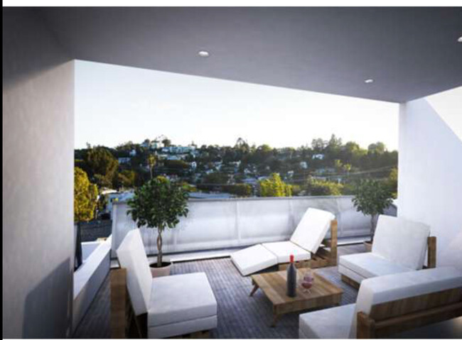 Beautiful views of SilverLake hills and Griffith observatory. - 2730 Auburn Street