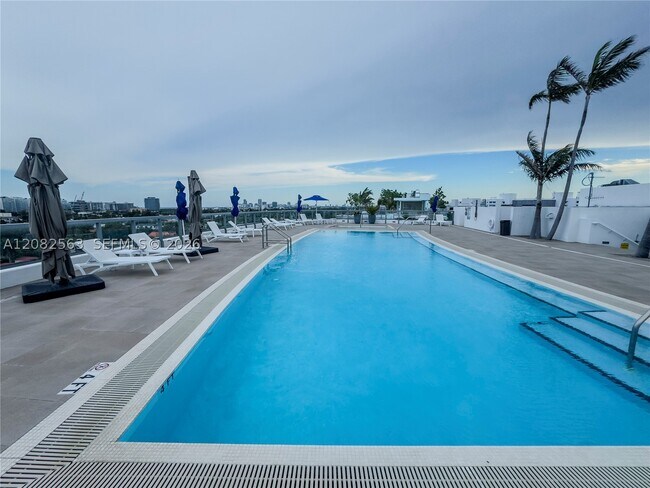 Foto del edificio - 9261 E Bay Harbor Dr