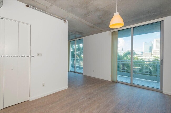 Foto del edificio - 690 SW 1st Ct