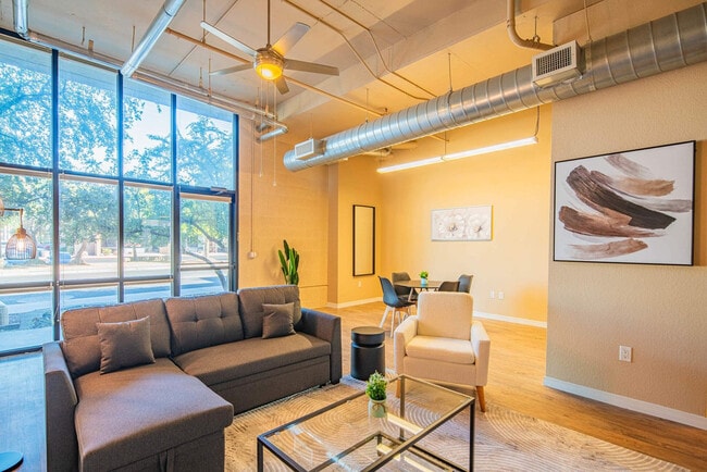 Foto del edificio - 1275 E University Dr