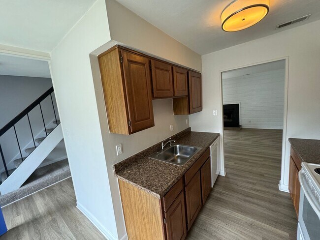 Foto del edificio - Beautiful townhome convenient to schools, ...