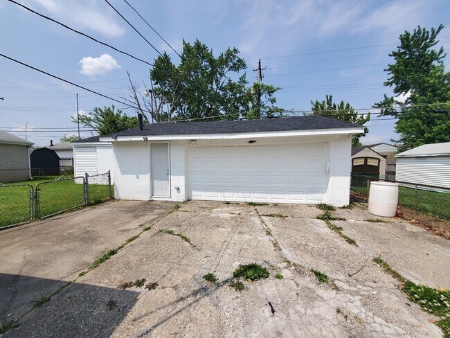 Building Photo - 3760 Ardath Rd