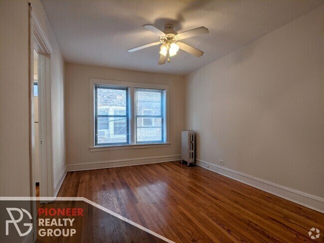 Building Photo - 534 W Cornelia Ave