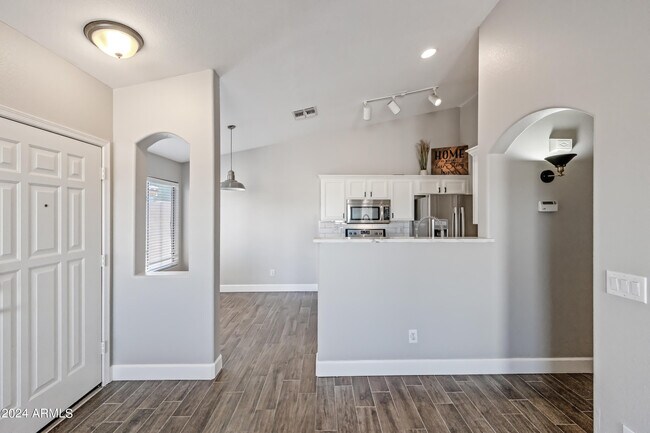 Building Photo - 2075 S Peppertree Dr