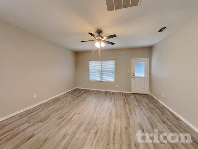 Building Photo - 601 Creekview Dr