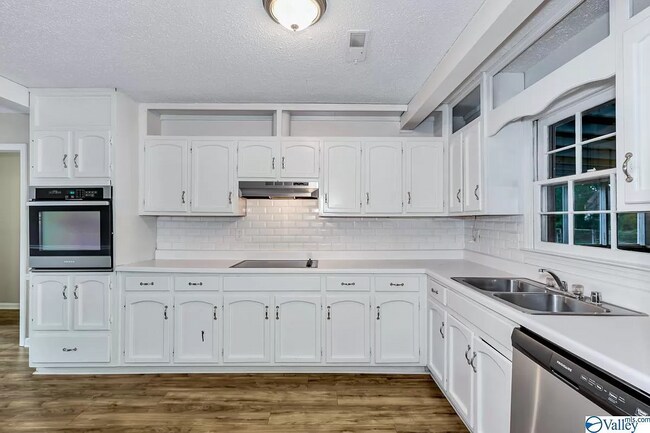 Foto del edificio - 13010 Coys Dr SE