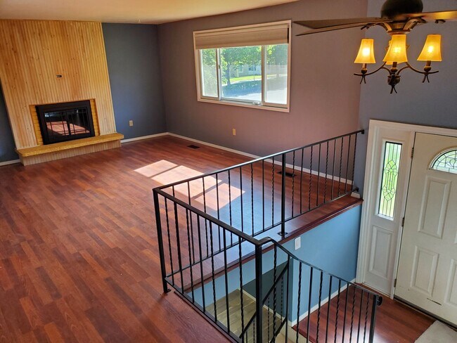 Foto del edificio - Versatile 4BR/2BA Split-Level South Hill H...
