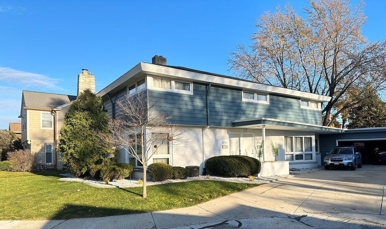 8747 Parkview Ct, Wauwatosa, WI 53226 Townhome Rentals in Wauwatosa