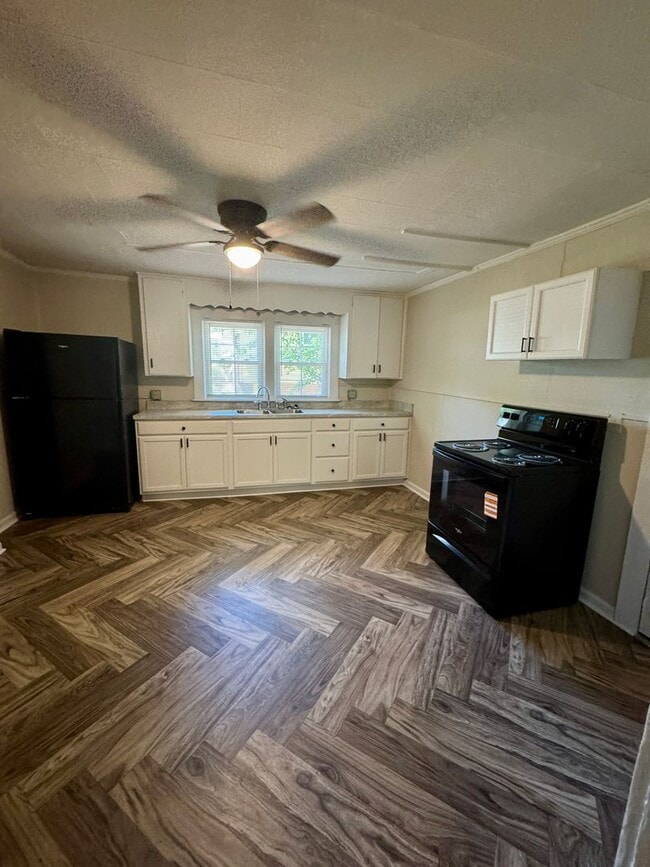 Foto del edificio - MOVE-IN READY!