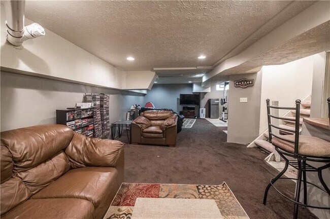 Building Photo - Fantastic 3bd/2ba home! Coming soon!