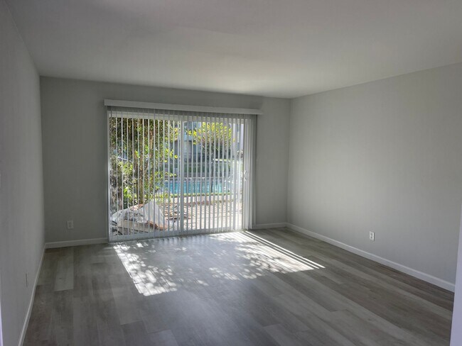 Foto del edificio - Gated & Remodeled 1br/1ba on Lake near Pool