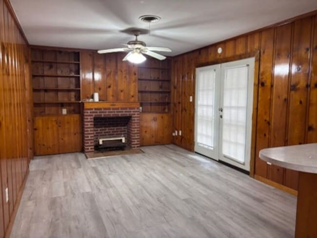 Foto del edificio - 5650 Brentwood Dr