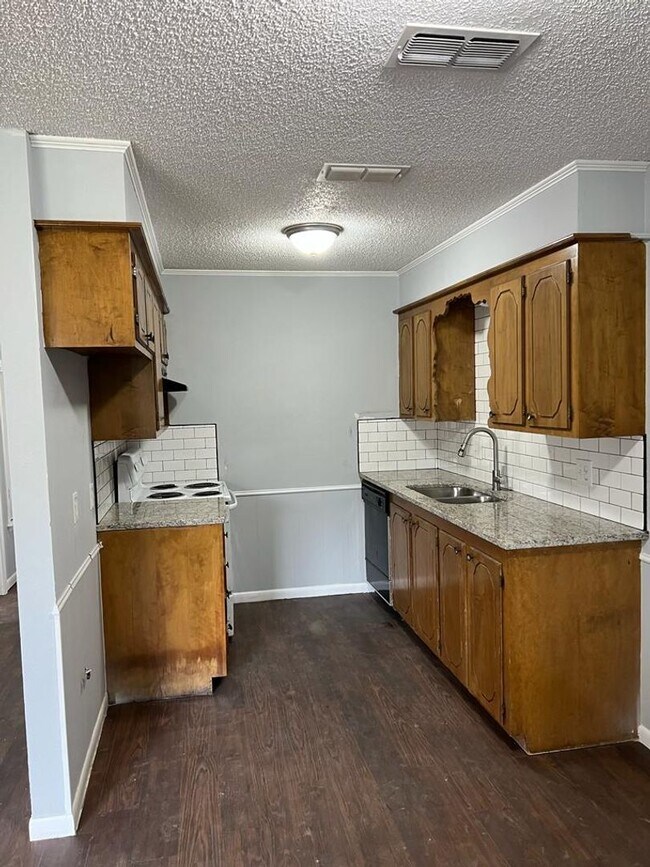 Building Photo - 1718-1721 Clearwood