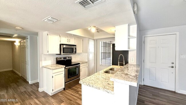 Foto del edificio - 1211 N Miller Rd