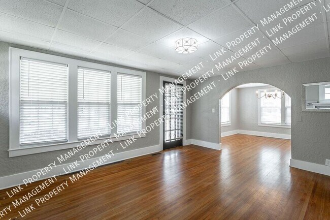 Foto del edificio - Coming in June!  Remodeled 4 Bedrooms 2 Fu...